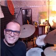 Laureato in Batteria e percussioni Jazz. Impartisce lezioni di musica. •Solfeggio •Tecnica del tamburo•Analisi degli stili